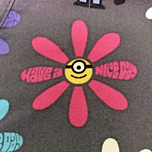 Minions Universal Studios Scrub Top Women's XS Despicable Me Floral 3 Pocket - Picture 4 of 9